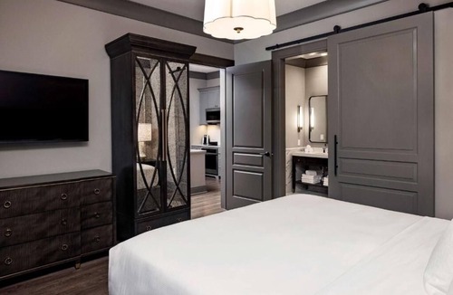 Ansonborough Hotel | Three Downtown Suite w/Kitchen & Balcony l Close to King St & Market