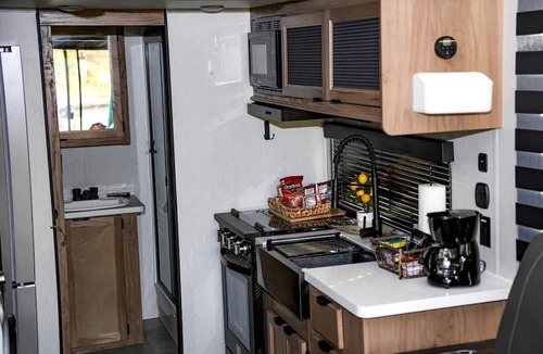 Eutawville Cabin | Tiny Home Retreat with Lake Views & Private Patio in Eutaw Springs, South Carolina