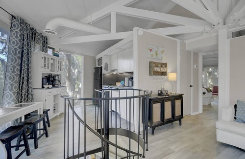 Seabrook Island Cottage | Treehouse Escape-Lagoon View & Walk to Beach