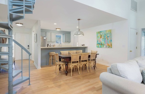 Isle of Palms House | Tropicana Cabana with Fenced Yard