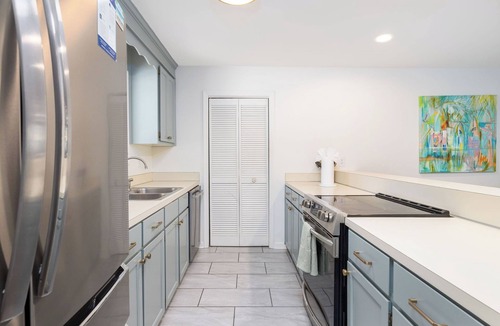 Isle of Palms House | Tropicana Cabana with Fenced Yard
