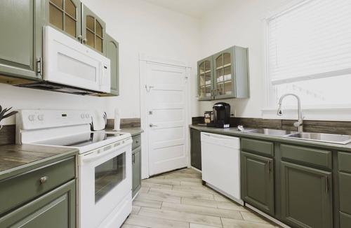 Savannah Victorian District House | Victorian District Gem ★ Walk to Forsyth Park, popular local eateries, & shops!
