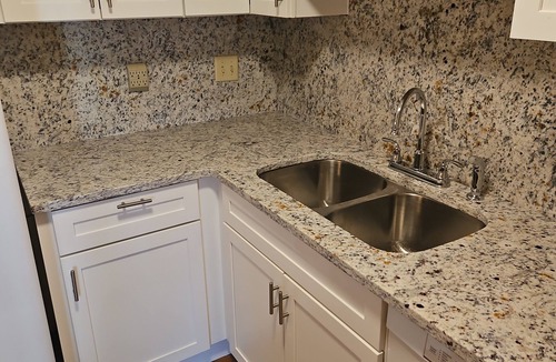 Old Village House | Village Lady by the Sea 2 miles to Beach 6 miles to Chs, POOL