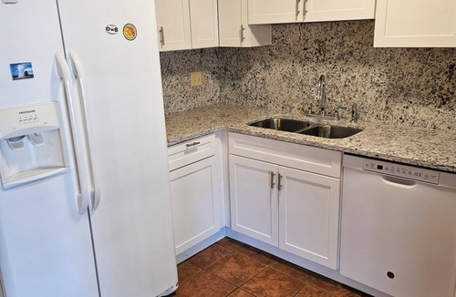 Old Village House | Village Lady by the Sea 2 miles to Beach 6 miles to Chs, POOL