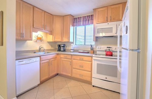 Palmetto Dunes Condo | Walk to beach, indoor/outdoor pools, washer/dryer