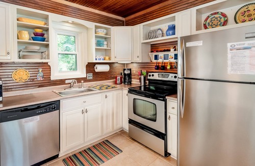 Folly Beach House | Walk to Beach & Town! Sleeps 4 / 2 BD, 2 BA / Dog Friendly / Screened Porch