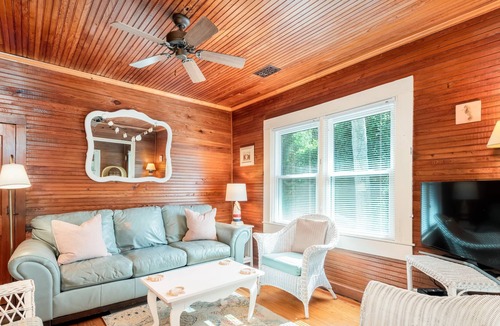 Folly Beach House | Walk to Beach & Town! Sleeps 4 / 2 BD, 2 BA / Dog Friendly / Screened Porch