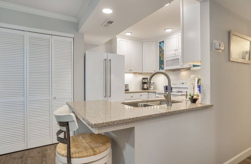 South Beach Condo | Walk to Beach/Walk to Salty Dog/2nd Row Ocean/Ground Floor/Stunning Sunsets