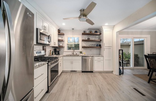 Mount Pleasant House | Walk to Shem Creek and Dining - Mins to Downtown CHS and Beaches!
