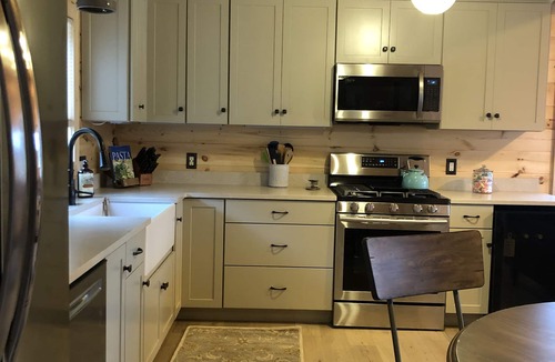 Meredith House | Walk to weddings venues, local shops, dining, coffee, dog ok,Bank Of NH pavilion