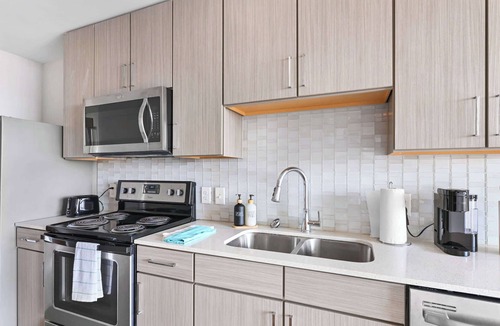Cannonborough Elliotborough Apartment | Walkable Downtown Stay - Balcony, Pool & Gym