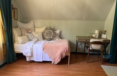 Eureka Springs Historic District Bed & Breakfast | Wanderlust Escape for the Solo Nomad in Historical B&B, WiFi & AC- The Starseed