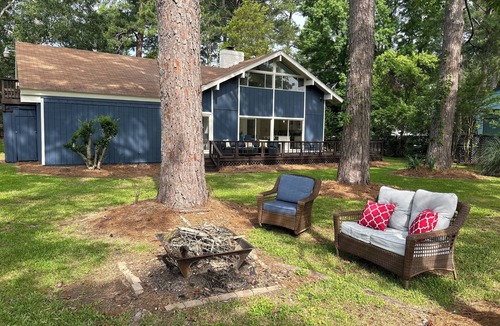 Flowood House | Waterfront Modern Reservoir Retreat with boat dock & fishing pier, Pet Friendly