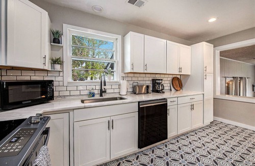 North Charleston House | Waylyn Chic~Very Convenient Location, Pool Table!