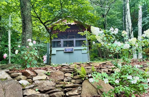 Laurel Ridge Cabin | Welcome to Black Mountain Stomping Ground's Auntie's Attik w Mtn Views/porch