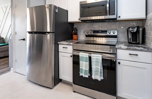 Whitemarsh Island House | Whitemarsh Oasis: Stylish 3 BR King with Hot Tub! Minutes to DT & Beach! ❤️ Pets!