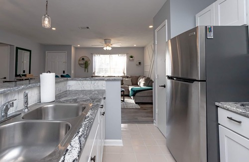 Whitemarsh Island House | Whitemarsh Oasis: Stylish 3 BR King with Hot Tub! Minutes to DT & Beach! ❤️ Pets!