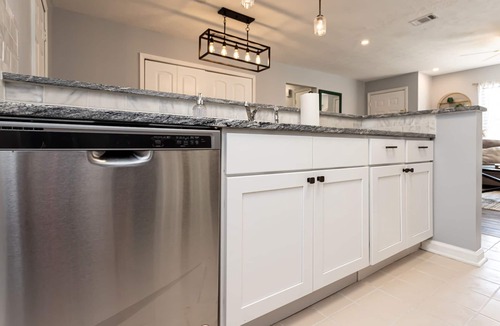 Whitemarsh Island House | Whitemarsh Oasis: Stylish 3 BR King with Hot Tub! Minutes to DT & Beach! ❤️ Pets!