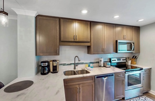 Isle of Palms House | Wild Dunes beach home-waterway view, screened porch, walk to shops!