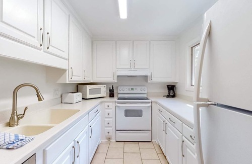 Twin Oaks House | Wild Dunes near beach home-Dining, Golf, Tennis- lagoon/golf view, sleeps 8!