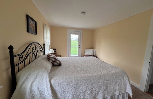Chelsea Bed & Breakfast | Windswept Acres Northeast Room - Charming Homestay in Chelsea with WiFi & ponds