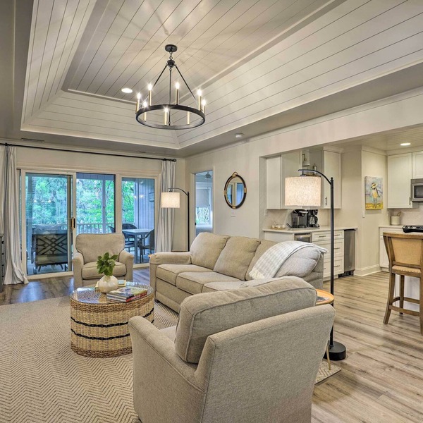Walk to Beach! Remodeled Cottage on Sparrow Pond