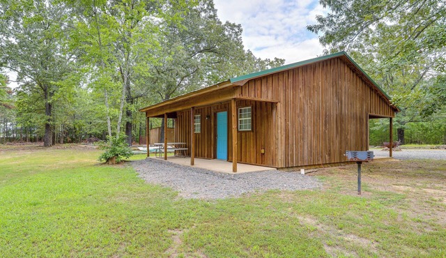 1/2 Mi to Greers Ferry Lake: Quiet Cabin w/Porch in Heber Springs