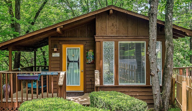 1 Bedroom Cabin In The Woods, Private Covered Porch, Jacuzzi, Kitchen & Hot Tub! in Eureka Springs