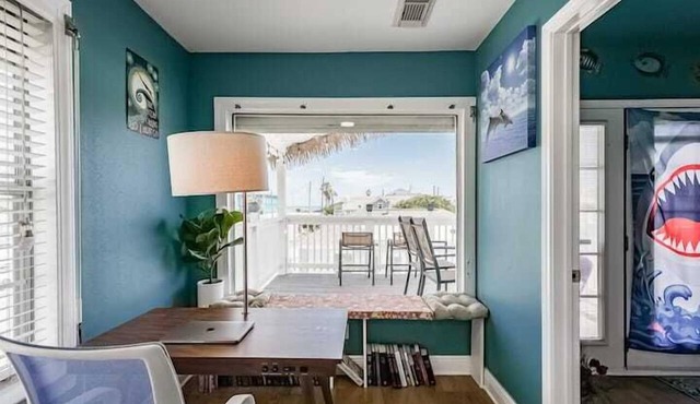 1 Block to Beach Bunk Bed Aquarium House in Galveston