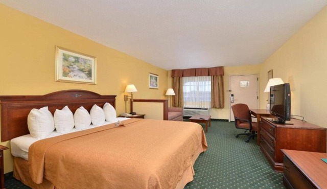 1 King Bed | Smoking, Micfridge in Jackson