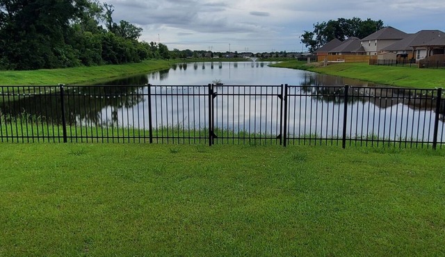 1 yr old Lake House 5 mins from Interstate I10 in Gonzales
