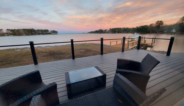 10 Mile View on Lake Murray, SC, Putting Green, Hot Tub, Lake Edge Fire Pit