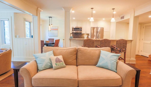 10 Min Walk To Beach Dog Friendly Renovated Villa With Custom, High End Finishes & Lagoon Views