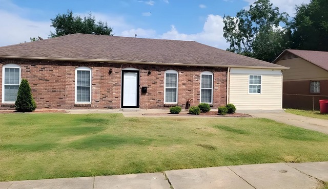 10 minutes from downtown Memphis. 4 bed 2 bath with a den and living room.