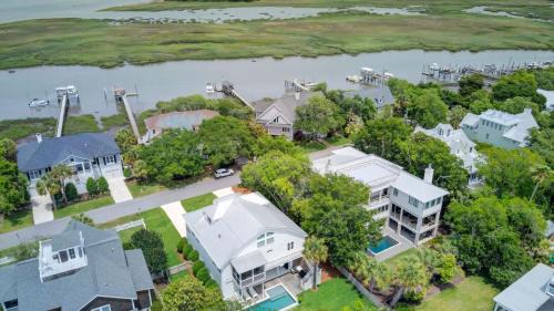1307 Cove Avenue by AvantStay
