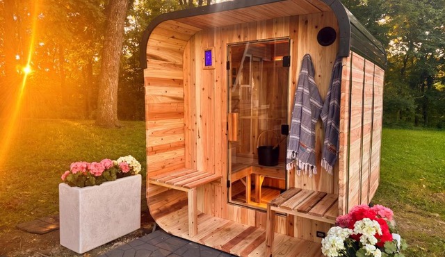 2 acre private wellness retreat with sauna, hot tub and outdoor games in Heyworth