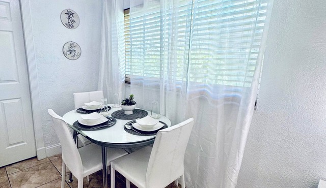 2 bedroom 1 Bath -Very peaceful & close to airport, Art District & beaches. in Hialeah