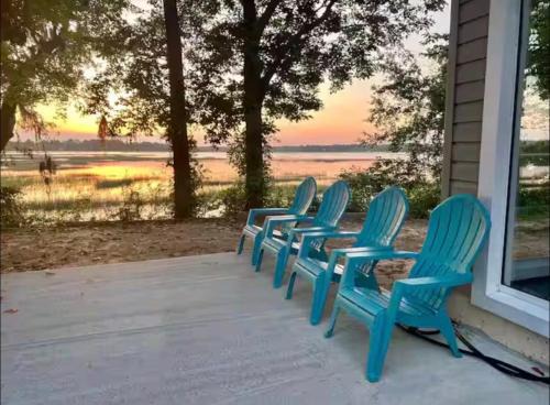 2 Bedroom - 1 Bath Waterfront Cottage with Spectacular Sunsets