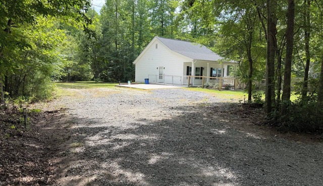 2-bedroom cottage in adorable Summerville with AC comfort