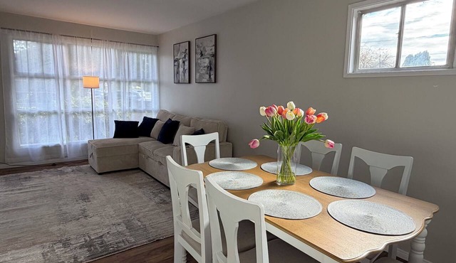 2 BR Home near LAX & SoFi & Kia Forum with private parking.