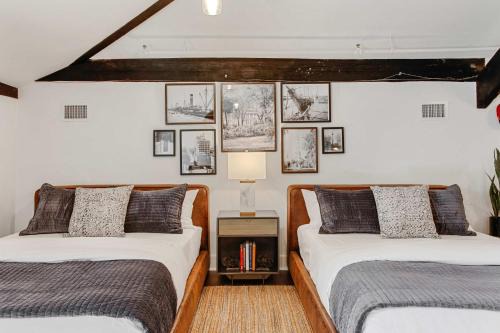 2 Duplex Condos 10 Bedrooms Heart of Savannah