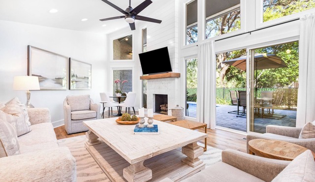 2 Min Walk to Beach, Fenced Yard and Heatable Pool!