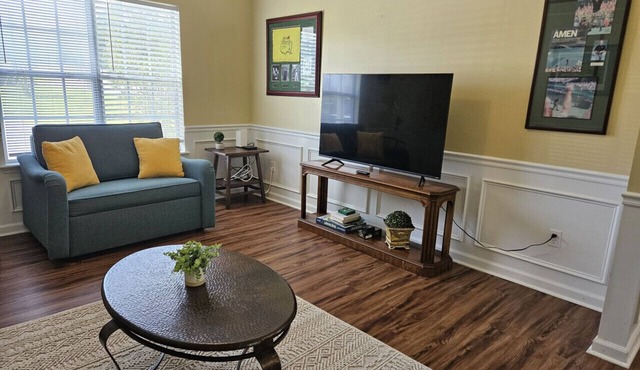 2 Story Townhome off Washington. Open floor plan.