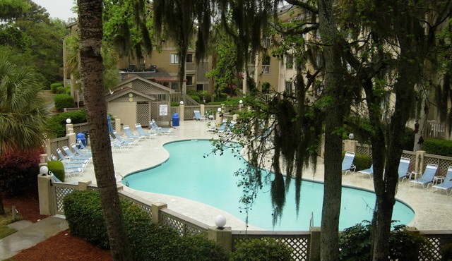 2BR Resort condo with free rounds of Golf & Tennis , beach access pool view
