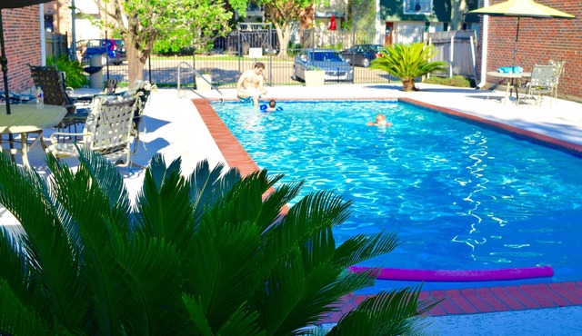 3 B/R, 2- 1/2 bath, community pool. 6.4 miles to downtown N,O. 30 night min.