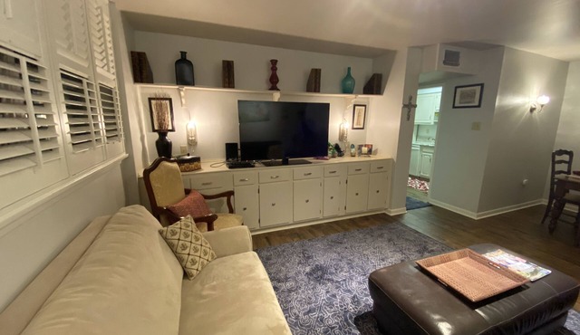 3 Bed 2 Bath On St Charles With 2 Parking Spaces Across From Street Car Stop in New Orleans