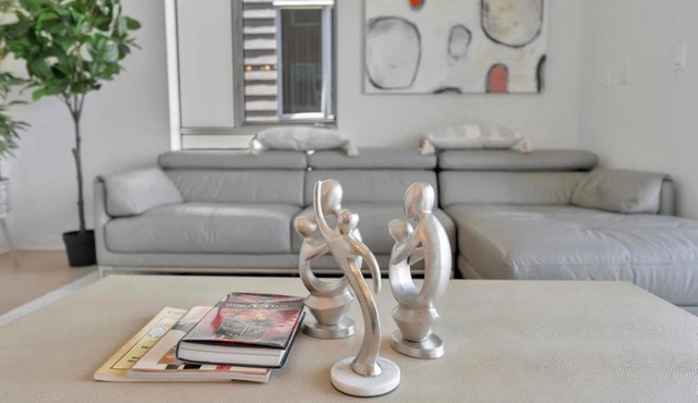 3 Lux large apartment heart of SM
