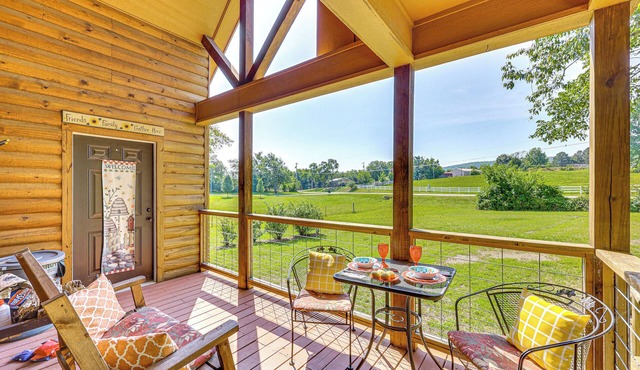 3 Mi to Lake Hamilton: 'tree Top Cabin'