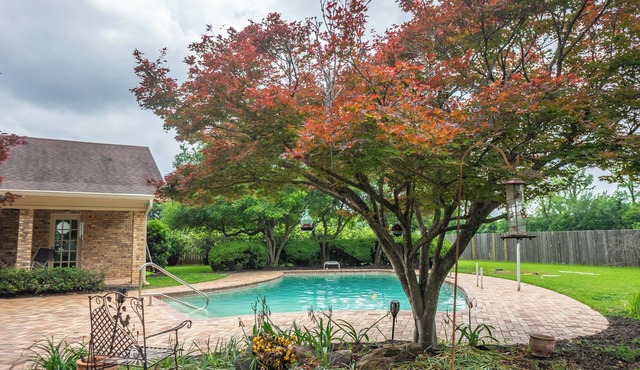 3 Private Suites. Riverside Farm W/Pool on 3 Acres