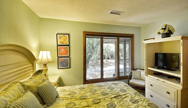 3BR/2BA COTTAGE SLEEPS 8 ACROSS THE STREET FROM BEACH